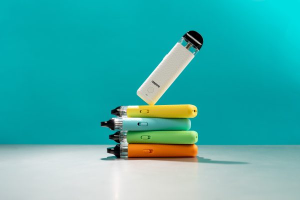 Aspire Minican 4 多色主機堆疊排列，呈現可調氣流開關設計特寫