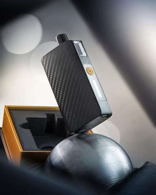 DotPod Max 電子煙主機碳纖維質感版本，鋁合金機身與 OLED 螢幕細節
