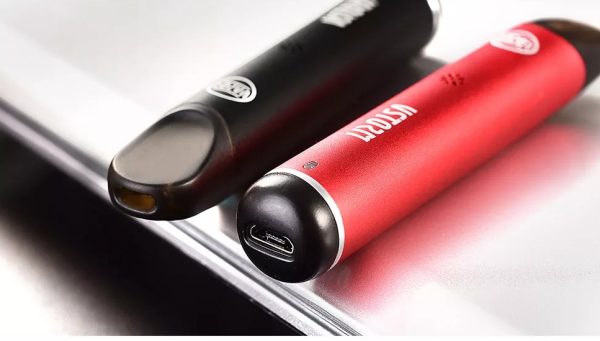底部 Micro-USB 充電孔與圓潤機身細節特寫。