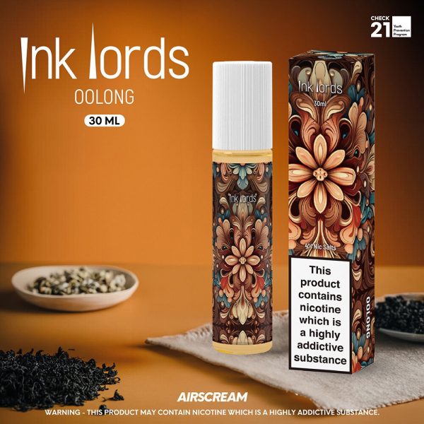 Airscream Ink Lords 烏龍茶煙油單瓶實拍圖，搭配茶葉與暖色背景，強調濃郁茶香與傳統東方風味