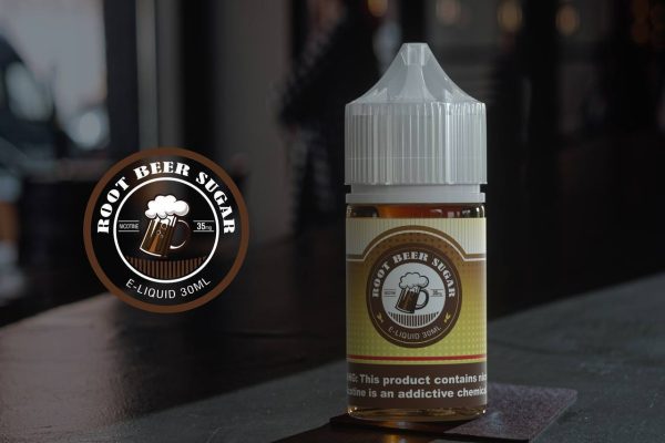 Root Beer Sugar 沙士糖風味煙油 35MG 照片，置於室內吧檯背景，展現復古風格瓶身設計