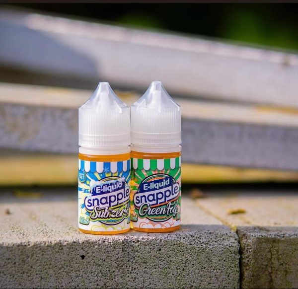 Snapple 思樂寶 Subzero 絕對零度與 Green Fog 蘋果蜜瓜煙油外拍照，陽光下瓶身細節清晰，展現涼感與自然果香氛圍