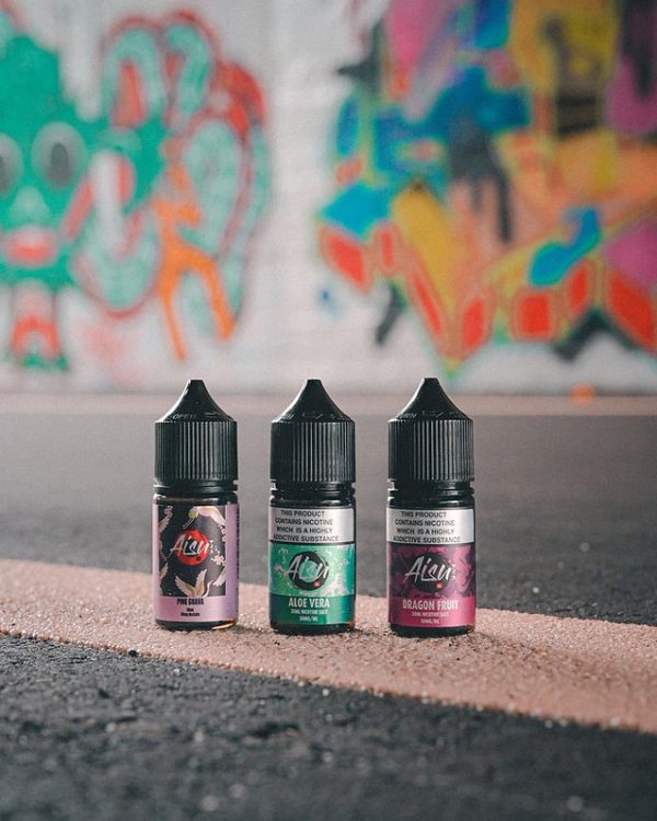 ZAP AISU 煙油三款口味瓶身合照，背景為街頭彩繪牆面 （內含：Pink Guava 粉紅番石榴、Aloe Vera 蘆薈冰、Dragon Fruit 火龍果）